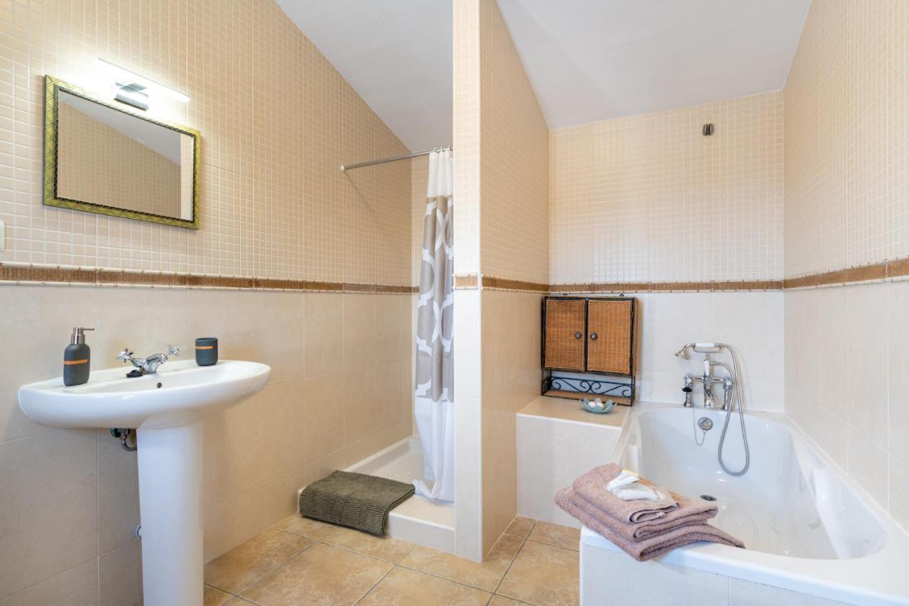 Hacienda La Buena Vida B&B En Appartementen Algarinejo Bagian luar foto